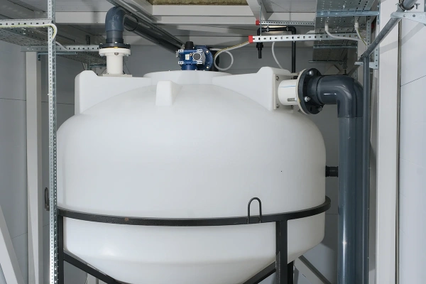 Емкость ЦКТ 3000 л с патрубком 90мм под плотность до 1,5 г/см³ белая в обрешетке с лестницей