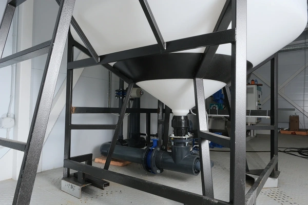 Емкость ЦКТ 3000 л с патрубком 110мм под плотность до 1,5 г/см³ белая в обрешетке с лестницей